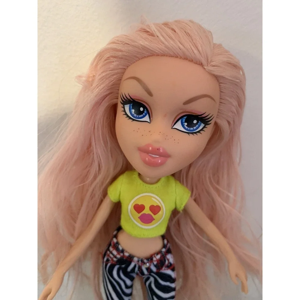 MGA Bratz 2015 Cloe Selfie Snaps Photobooth Doll With Pink Hair